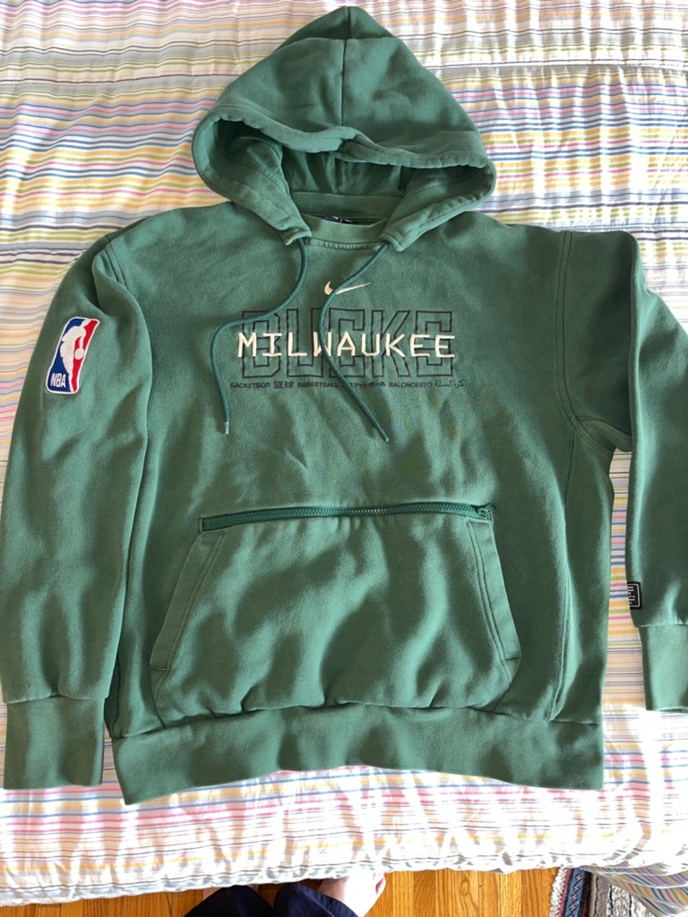 Nike Men’s Milwaukee Bucks NBA Crewneck Hoodie in Green M